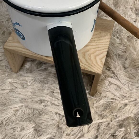 Vtg Berggren Blue Tulip Design
Scandinavian Folk Art Enamelware Lidded Sauce Pot - Picture 5 of 17